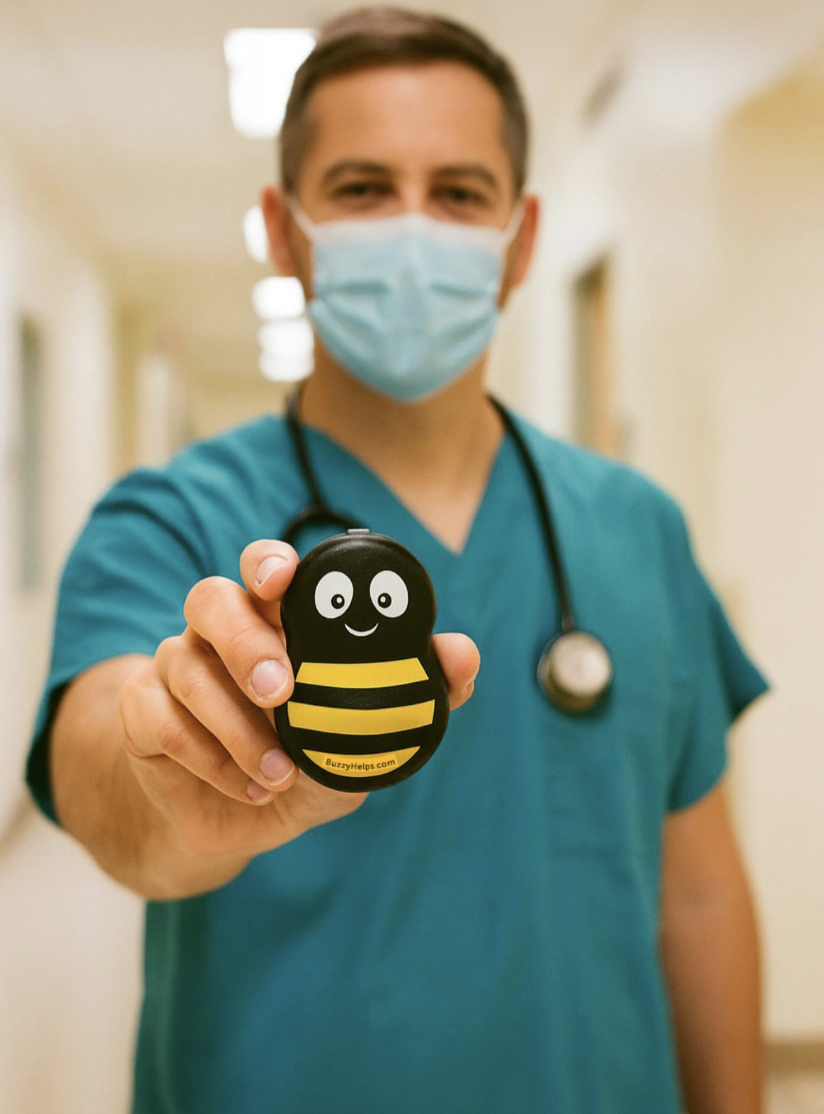 Profissional de saúde aplicando o Buzzy em uma criança sorridente no colo da mãe