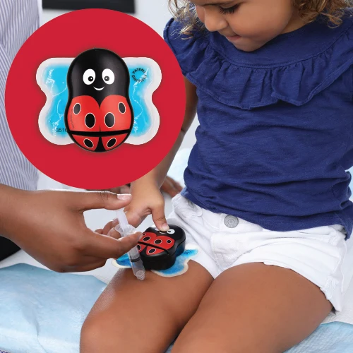 Criança sorrindo com o Buzzy Joaninha posicionado na coxa durante a aplicação